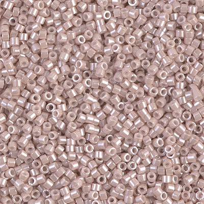 11/0 - DB1535 - Champagne rosé Ceylan Opaque · Miyuki Delica