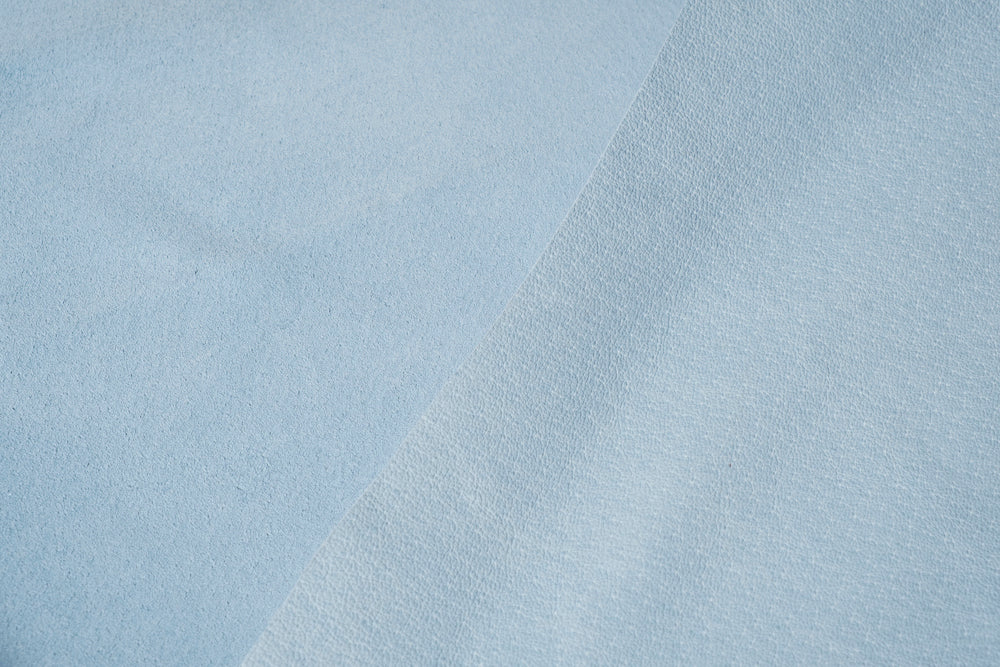 Cuir velours de porc bleu pâle · 1 - 1½ oz - ( 0,4 - 0,5mm )